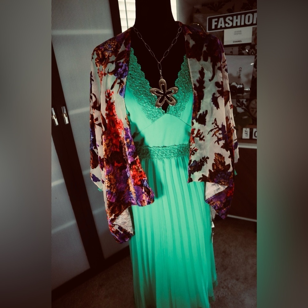 Curve Lace Trim Pleated Midi Dress - Picture 5 of 9
